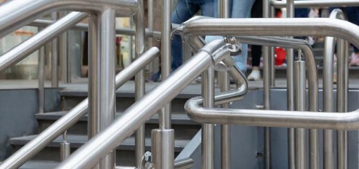 Нержавеющая Сталь: Безмолвный Страж и Элегантный Архитектор Общественных Пространств