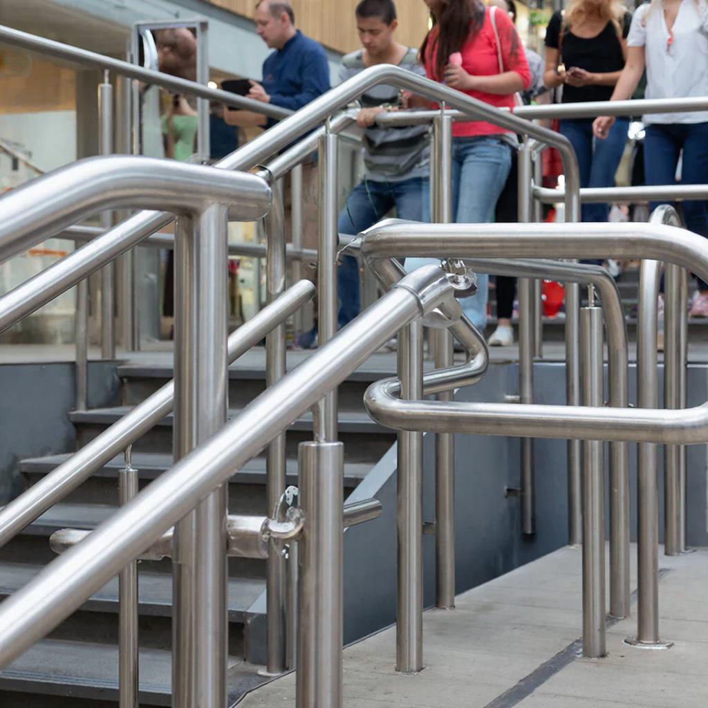 Нержавеющая Сталь: Безмолвный Страж и Элегантный Архитектор Общественных Пространств